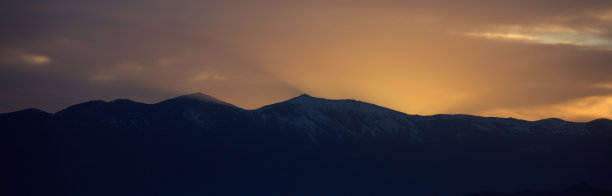 日落/日出在黑暗的山脉剪影图片下载