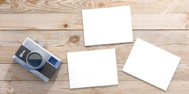 俯视图孤立的复古相机和空白照片上的木制背景，复制空间，3d插图。图片下载
