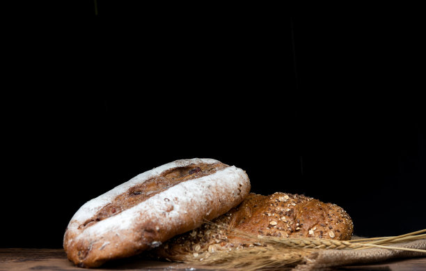 面包，面包，牛奶，橄榄油的照片在木桌上与背景。早餐准备，日常用品。图片下载