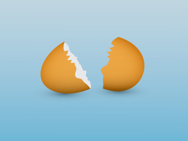 蓝色背景上的棕色破蛋壳图片下载