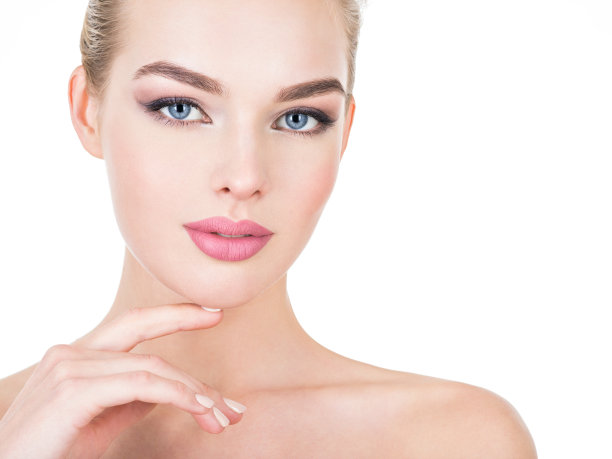 年轻漂亮的女人，有着健康的皮肤。图片下载