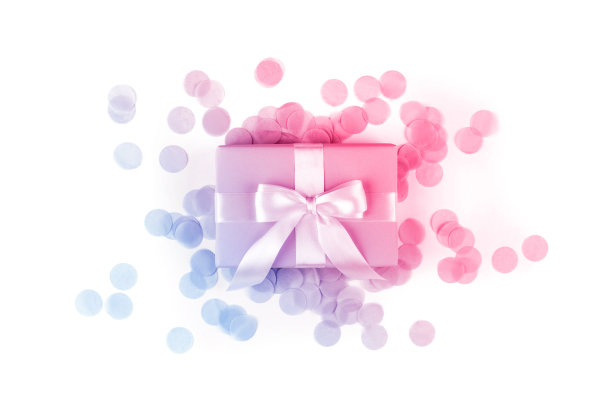 白色背景上粉红色蝴蝶结的礼品盒。图片下载