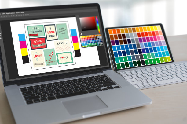 创意设计师在工作。颜色样本，插画平面设计师工作的数字平板电脑和电脑图片下载