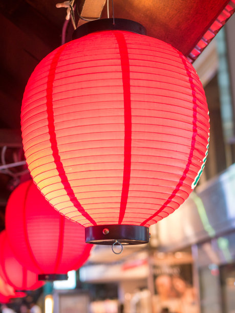 日本红纸灯笼挂在屋顶下。图片下载