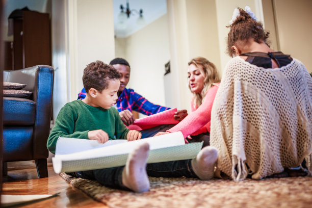 父母和孩子们在打包圣诞礼物图片下载