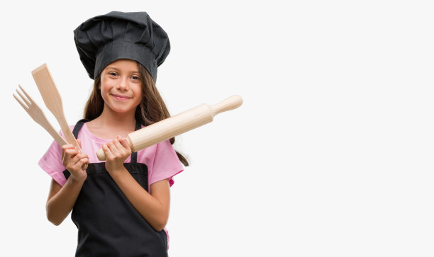 深色头发的西班牙裔女孩穿着厨师制服，面带微笑，自信地笑着露出牙齿图片下载