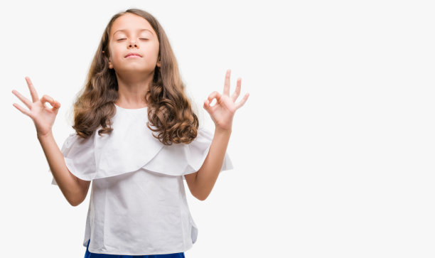 黑发的西班牙裔女孩放松和微笑闭上眼睛做冥想手势与手指。瑜伽的概念。图片下载