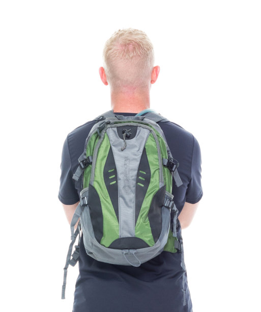 迷人的年轻男性徒步旅行者双臂交叉图片下载