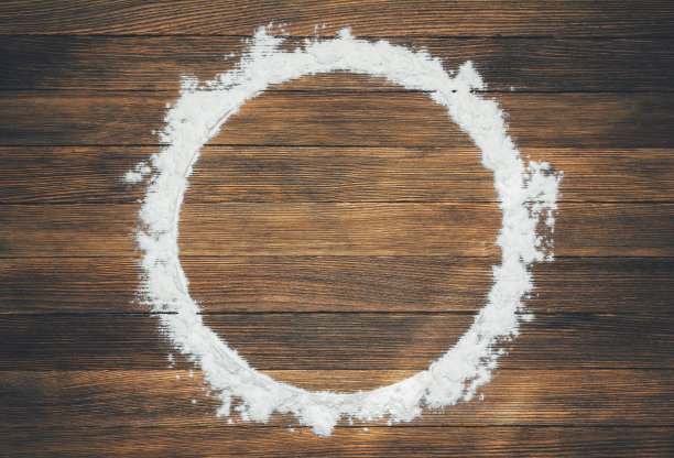 圆形面粉框架上的老棕色木制复古背景与复制空间图片下载