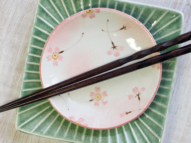 瓷碗和筷子图片下载
