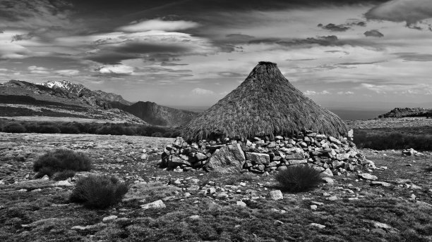 沙漠中的古老小屋，安塞尔·亚当斯风格的黑白风景照片图片下载