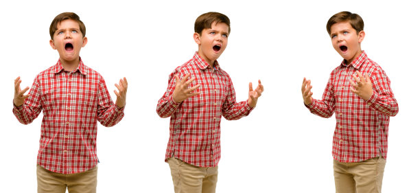 英俊的蹒跚学步的孩子绿眼睛的恐惧和紧张表达焦虑和恐慌的手势，不知所措图片下载