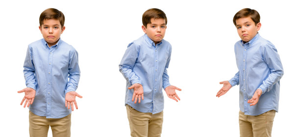 英俊的蹒跚学步的孩子，绿眼睛的怀疑表情，困惑和好奇的概念，不确定的未来图片下载