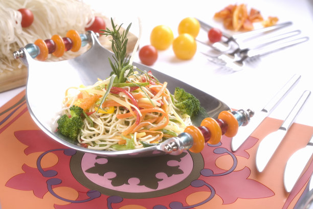 意大利面配樱桃番茄、罗勒和帕尔马干酪图片下载