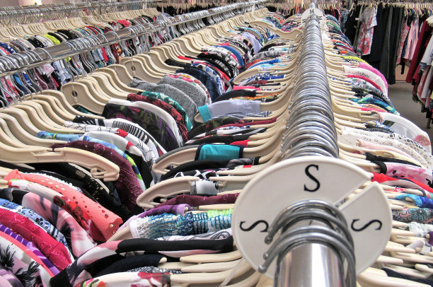 生活方式，“新衣服和旧衣服”图片下载