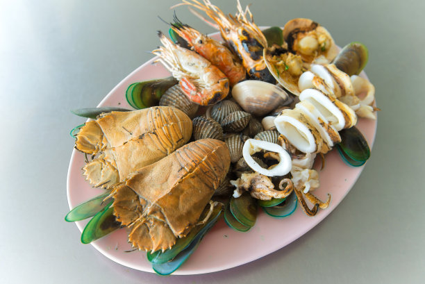 烤贝类、甲壳类、龙虾和贻贝海鲜图片下载