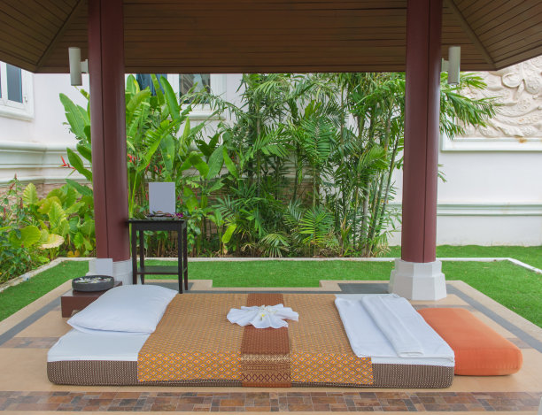 水疗床准备在户外按摩放松图片下载