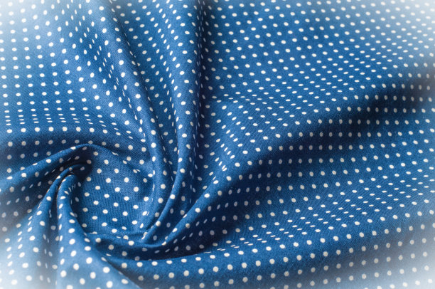 纹理背景图案。丝织物，蓝布白豌豆。在黑色的背景上。花织物或织物。质地的布料。织物，纺织品，织物，材料，梭织物。图片下载