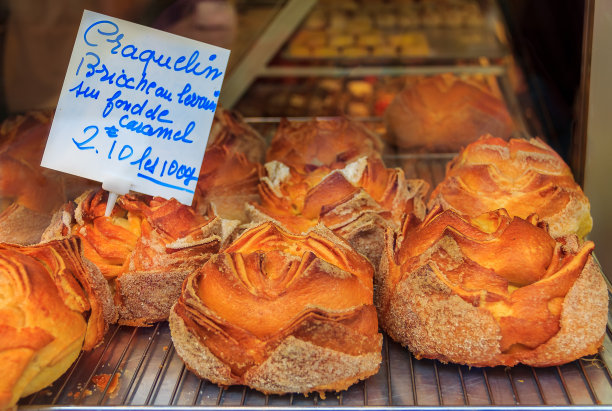 法国戛纳一家面包店里的法式甜脆奶油蛋卷，顶部酥脆，馅是焦糖图片下载