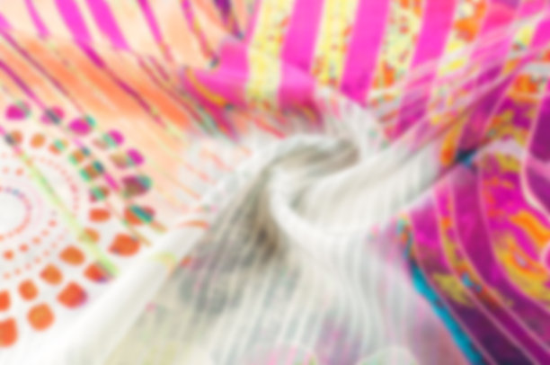 模糊丝绸般的背景。纹理背景图像，丝织品与抽象图案。彩色丝绸织物特写。丝绸面料的照片。纺织品设计。绘画面料，蜡染绢画图片下载