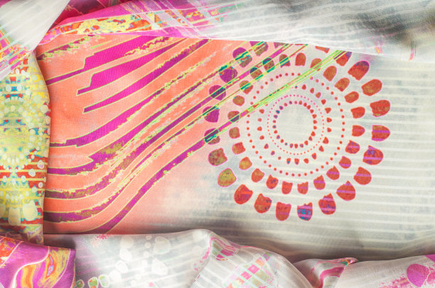 纹理背景图像，丝织品与抽象图案。彩色丝绸织物特写。滤镜调图像在instagram风格。丝绸面料的照片。纺织品设计。绘画面料，蜡染绢画图片下载