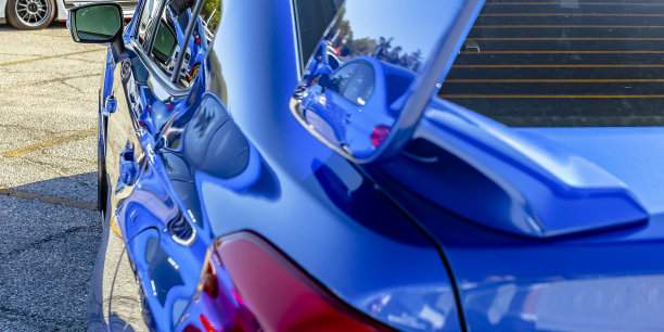 反射阳光的蓝色汽车的外观图片下载