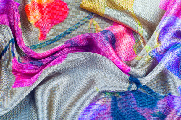 背景纹理、图案。带有花图案的灰色丝织物。冲洗下记忆带这怀旧，彩色花卉图案与数字印刷。图片下载