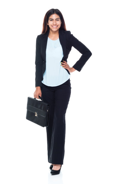 手放在臀部，拿着公文包的女商人图片下载