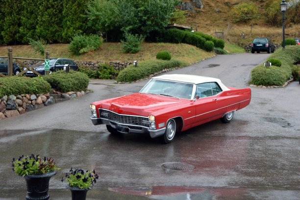 红色的老式汽车图片下载