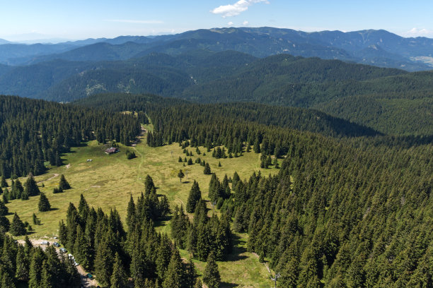 夏季景观从Snezhanka塔附近的滑雪胜地Pamporovo，保加利亚图片下载