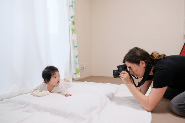 摄影师给婴儿拍照图片下载