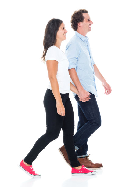 幸福的一对手牵着手走着图片下载