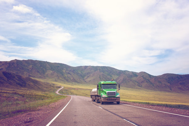 卡车在山谷公路上行驶图片下载
