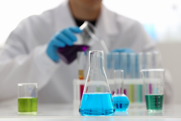 一个男化学家拿着一根玻璃试管图片下载