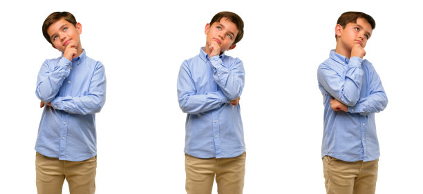 英俊的蹒跚学步的孩子，绿色的眼睛，思考和仰望表达怀疑和惊奇图片下载