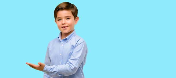 绿色眼睛的帅气小孩手里拿着什么东西图片下载