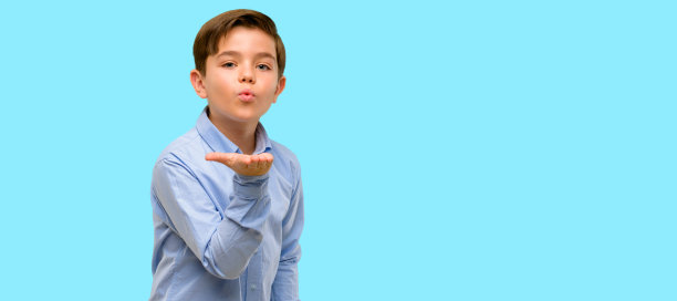 英俊的蹒跚学步的孩子，绿色的眼睛表达爱，对着镜头飞吻，调情图片下载