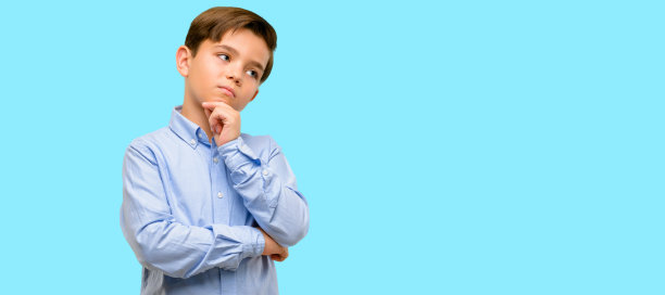 英俊的蹒跚学步的孩子，绿眼睛的怀疑表情，困惑和好奇的概念，不确定的未来图片下载