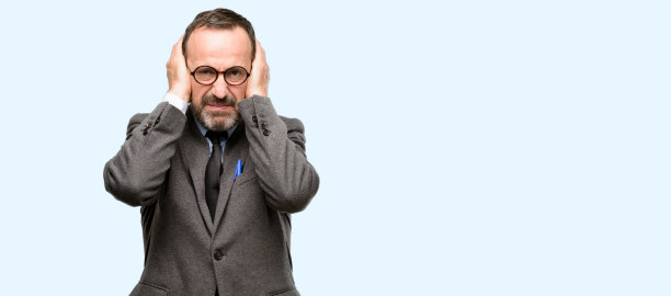 老师用眼镜捂住耳朵，不理会恼人的噪音，用耳塞堵住耳朵，避免听到声音。嘈杂的音乐是个问题。图片下载