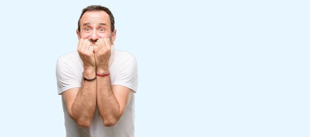 受伤的老年男子使用颈托时惊恐不安，表现出焦虑和恐慌的姿势，不知所措图片下载