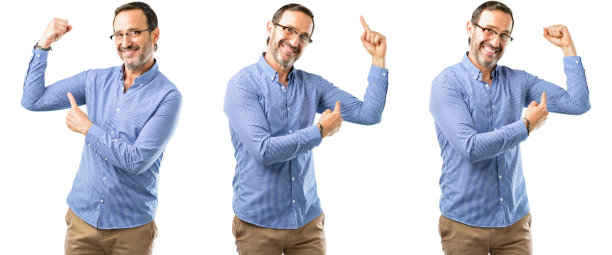 指着二头肌表达力量和健身理念，健康生活就好了图片下载