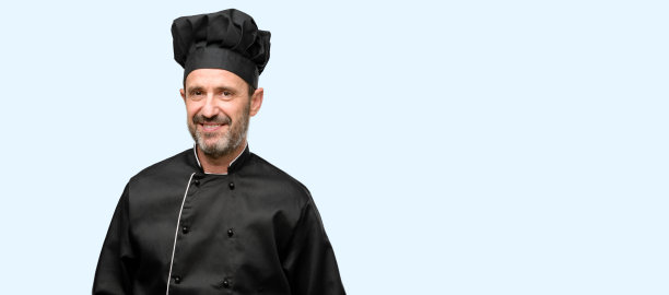 高级厨师，戴着厨师帽，自信而快乐，笑容自然图片下载