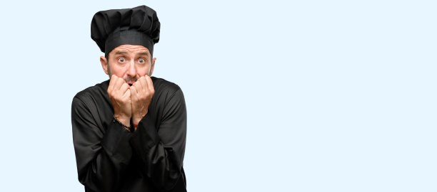 高级厨师长戴着厨师帽，惊恐万分，表现出焦虑和恐慌的姿势，不知所措图片下载