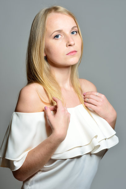 美丽的金发女人，长发飘逸，自然的妆容。图片下载