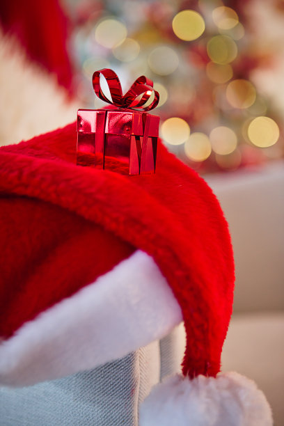 晚上放在扶手椅上的小礼物图片下载