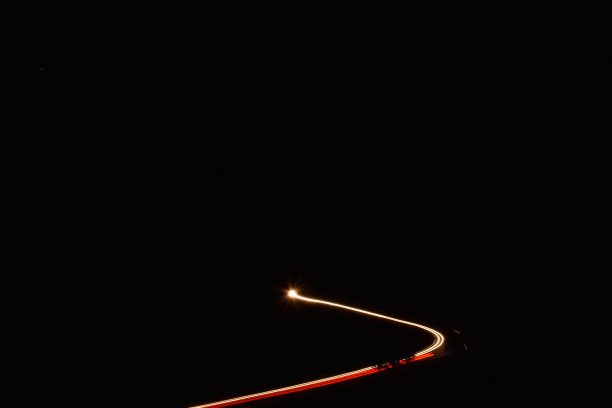 意大利撒丁岛，一辆汽车在夜间行驶的长曝光镜头图片下载