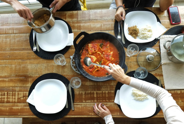 一家人坐在桌子上吃午饭-四个座位-木桌-午餐图片下载