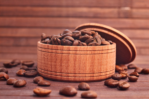 木质背景上的咖啡构图。木罐里的咖啡颗粒。木质表面上的格子咖啡豆。咖啡豆。图片下载