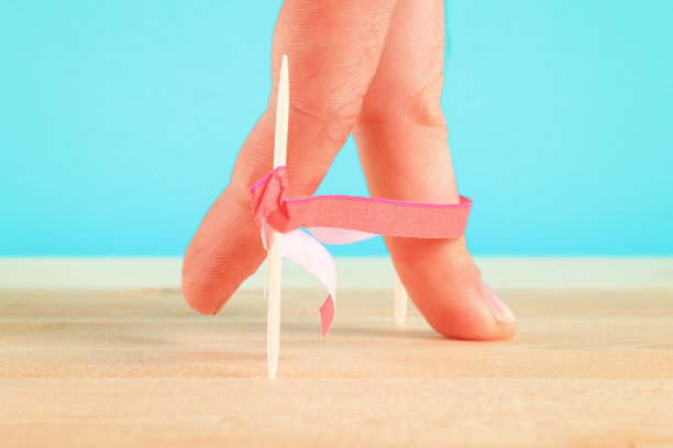 手指在比赛中获胜，并撕开终点的繁文缛节。胜利的概念。图片下载