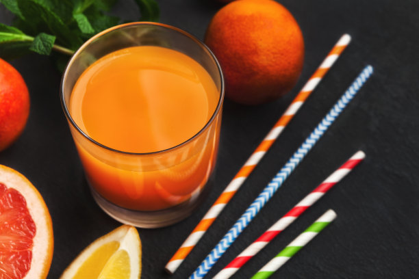 新鲜的橙汁和水果放在木桌上图片下载